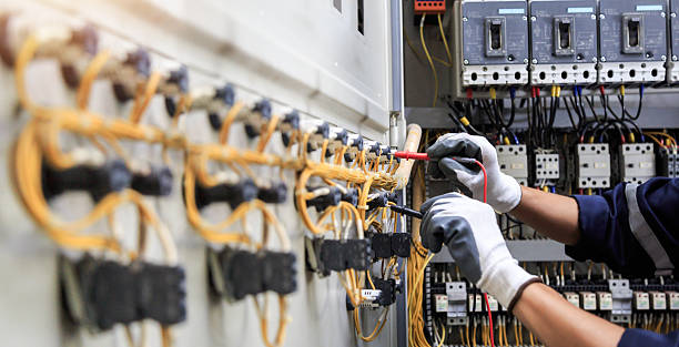 Professional Electrician technician working in Dover, FL